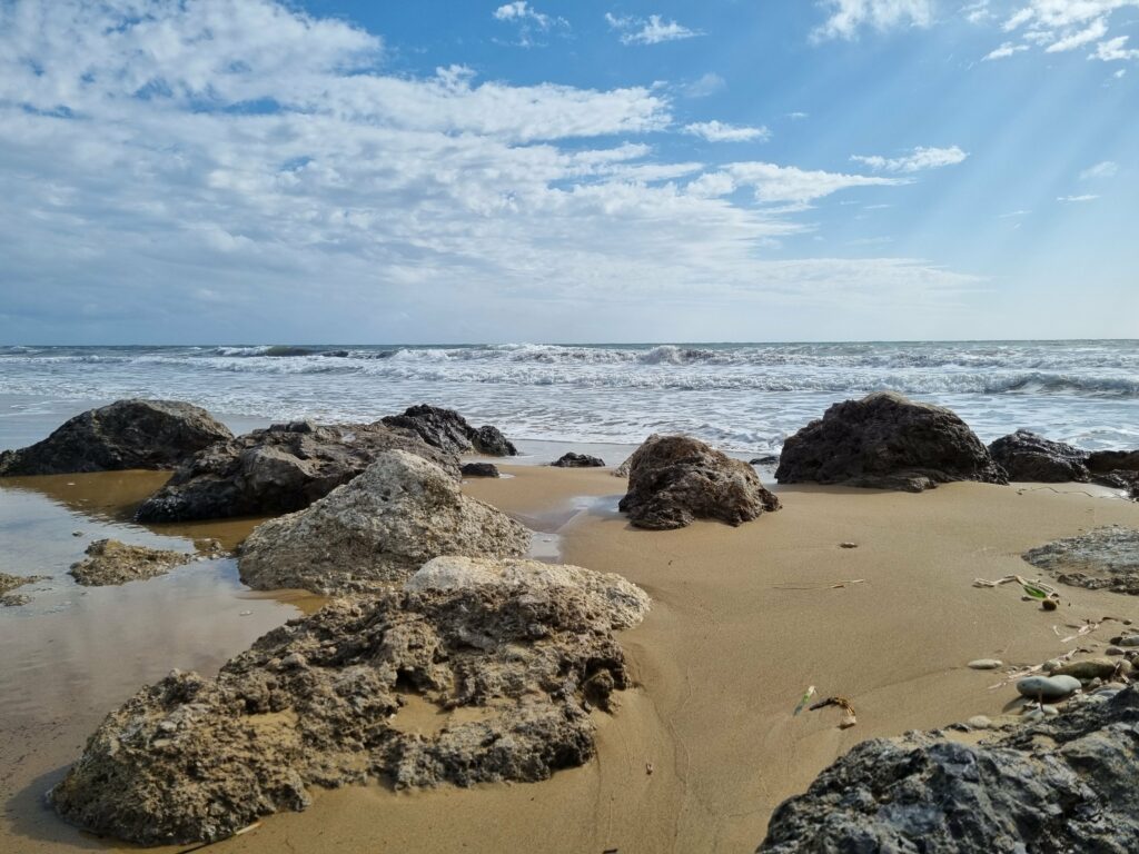 Skały na plaży i fale rozbijające się o brzeg na Korfu