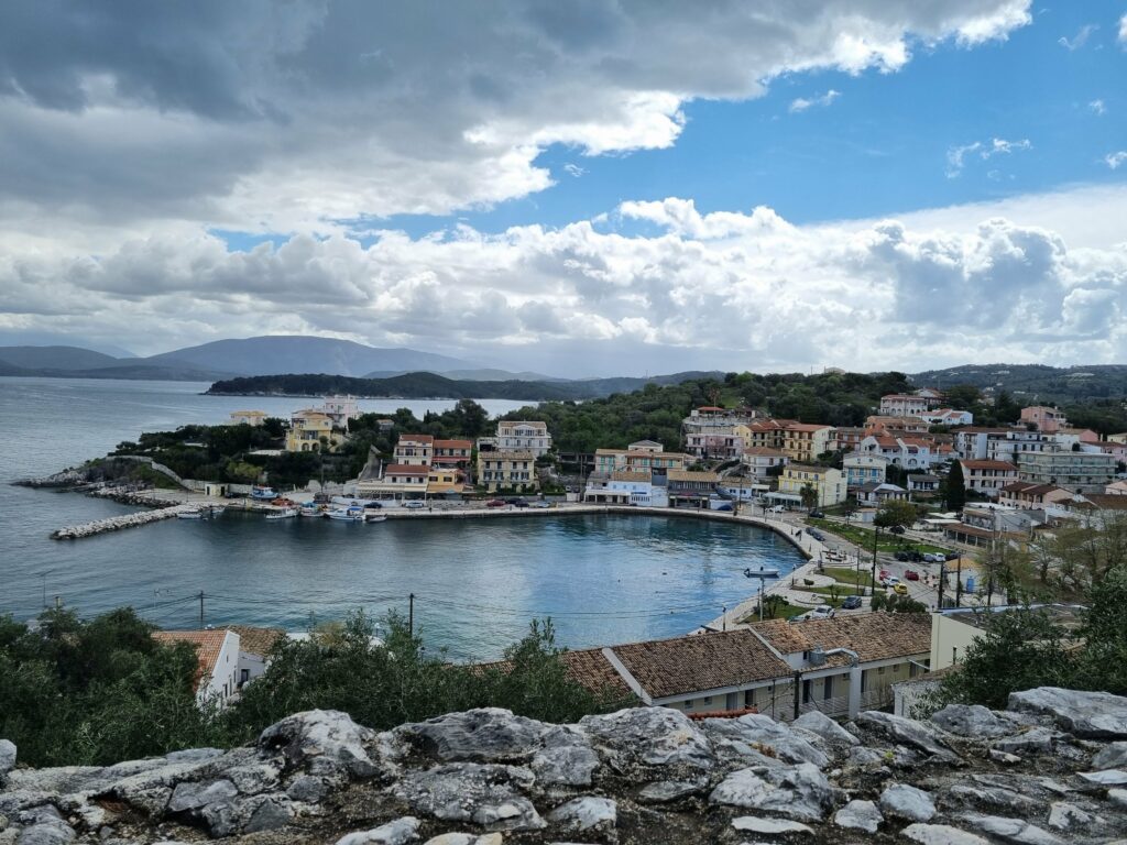 Kolorowe miasteczko portowe przy zatoce z górami w tle