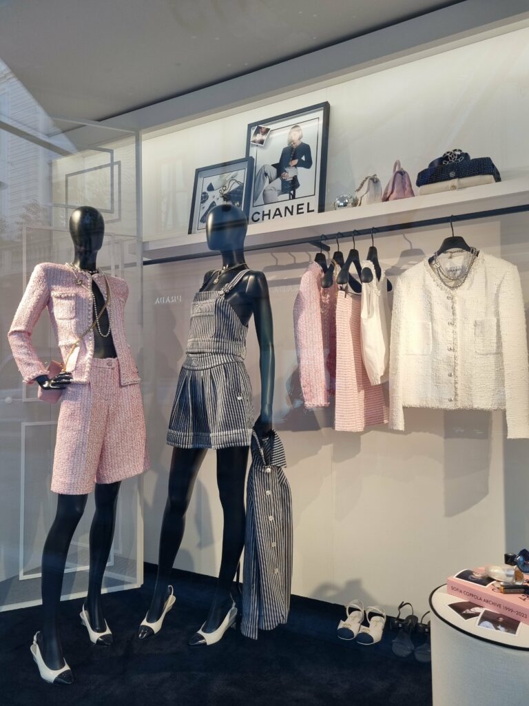 Witryna butiku Chanel w Mediolanie z eleganckimi ubraniami i dodatkami