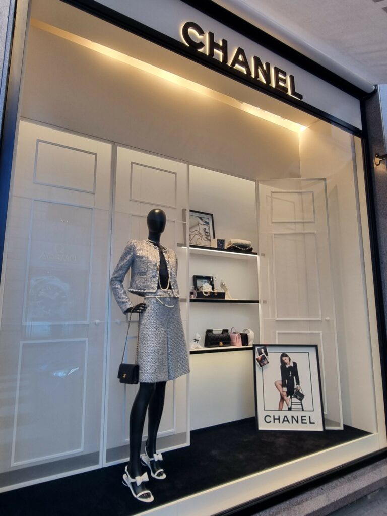 Stylowa witryna Chanel w Mediolanie z eleganckim kompletem i dodatkami