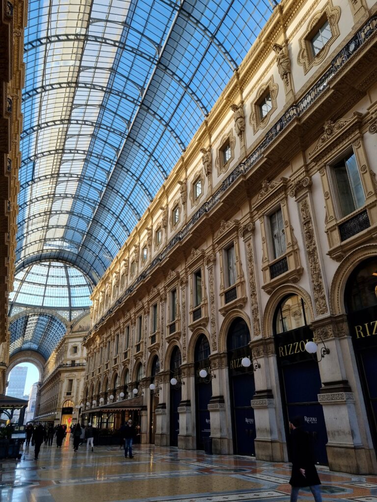 Galeria Vittorio Emanuele II w Mediolanie z przeszklonym dachem i elegancką architekturą