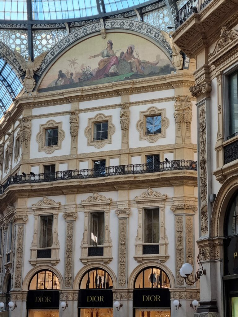 Dekoracyjny fresk i luksusowe sklepy Diora w Galerii Vittorio Emanuele II w Mediolanie