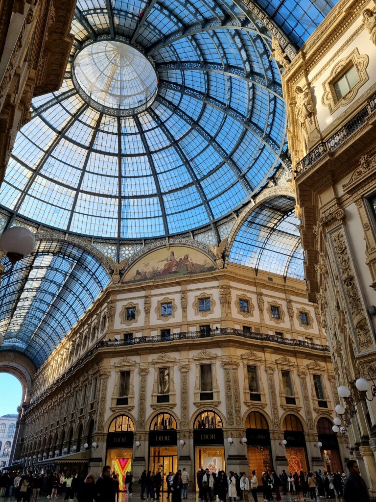 Przeszklona kopuła i elewacja Galerii Vittorio Emanuele II z butikami Dior