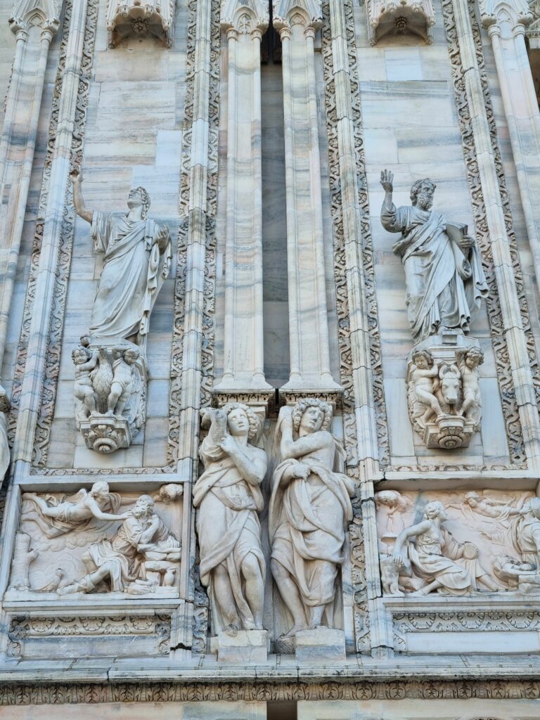 Detale rzeźb na fasadzie Katedry Duomo w Mediolanie