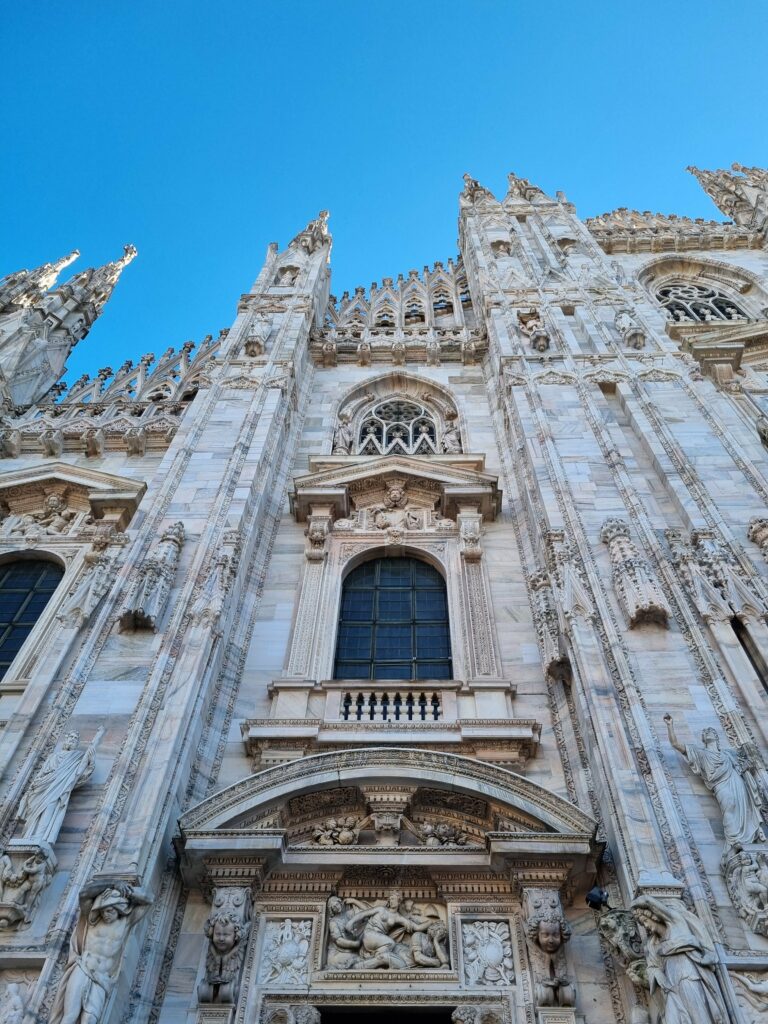 Ujęcie Katedry Duomo w Mediolanie z perspektywy z dołu