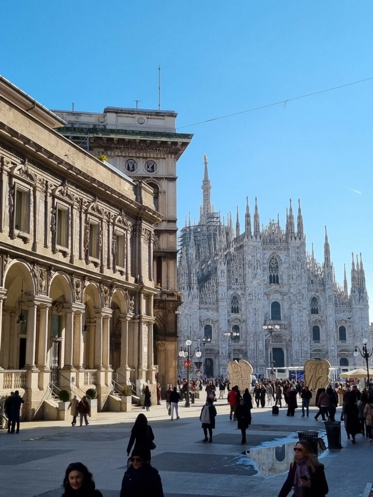 Widok na Plac Duomo i Katedrę w Mediolanie z dalszej perspektywy