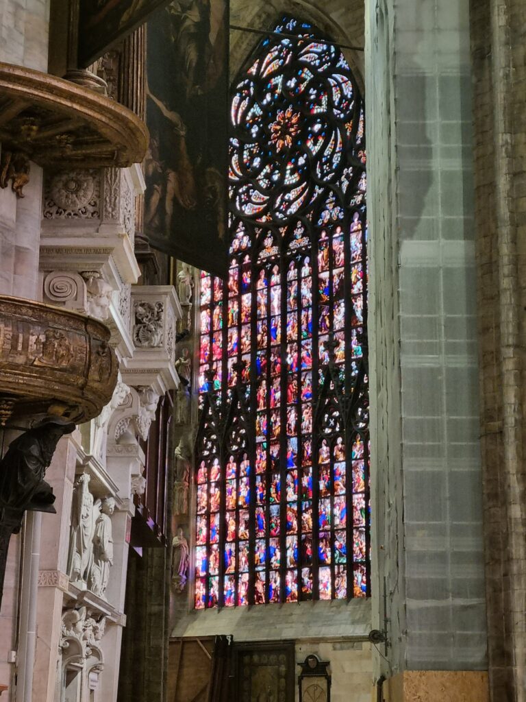Kolorowe witraże w oknie Katedry Duomo w Mediolanie