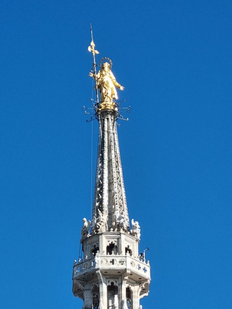 Złota figura Madonnina na szczycie wieży Katedry Duomo w Mediolanie