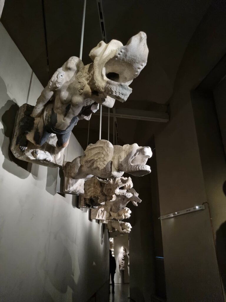 Kamienne gargulce z Katedry Duomo wystawione w muzeum