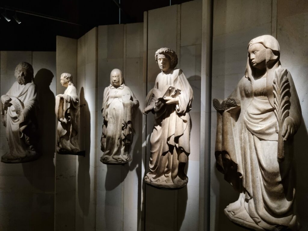 Rzeźby świętych w muzeum Katedry Duomo w Mediolanie