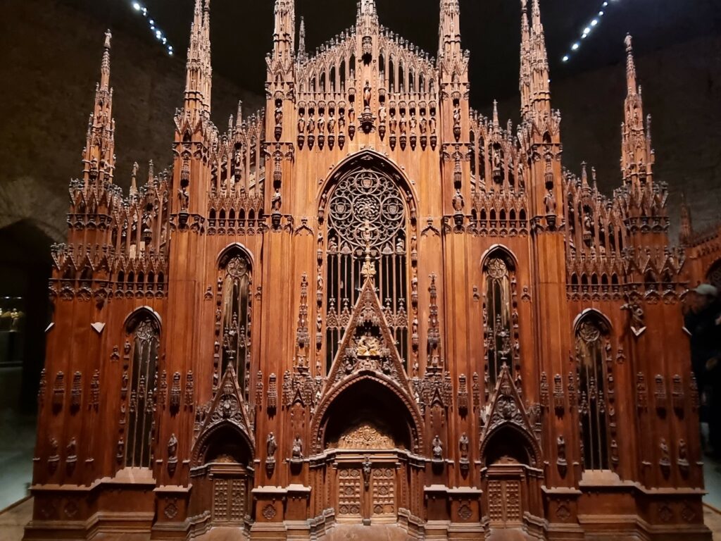 Drewniany model Katedry Duomo w Mediolanie prezentowany w muzeum