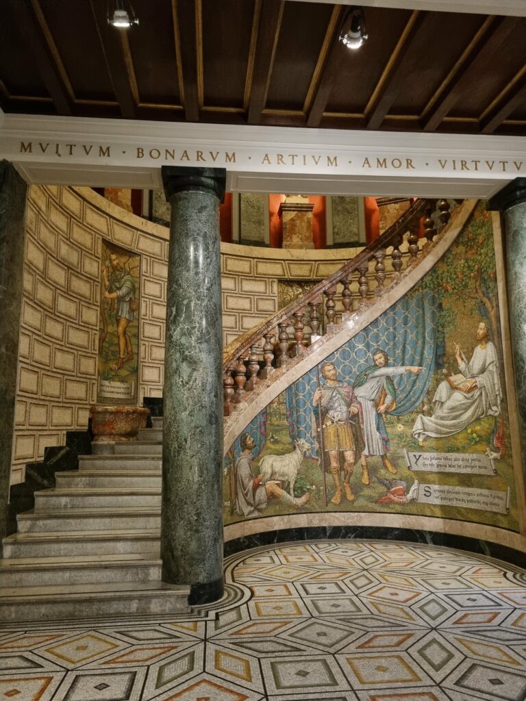 Mozaikowe dekoracje i marmurowe schody w Ambrozjanie w Mediolanie