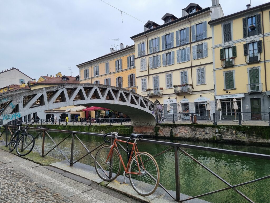 Most i rowery nad kanałem Naviglio Grande