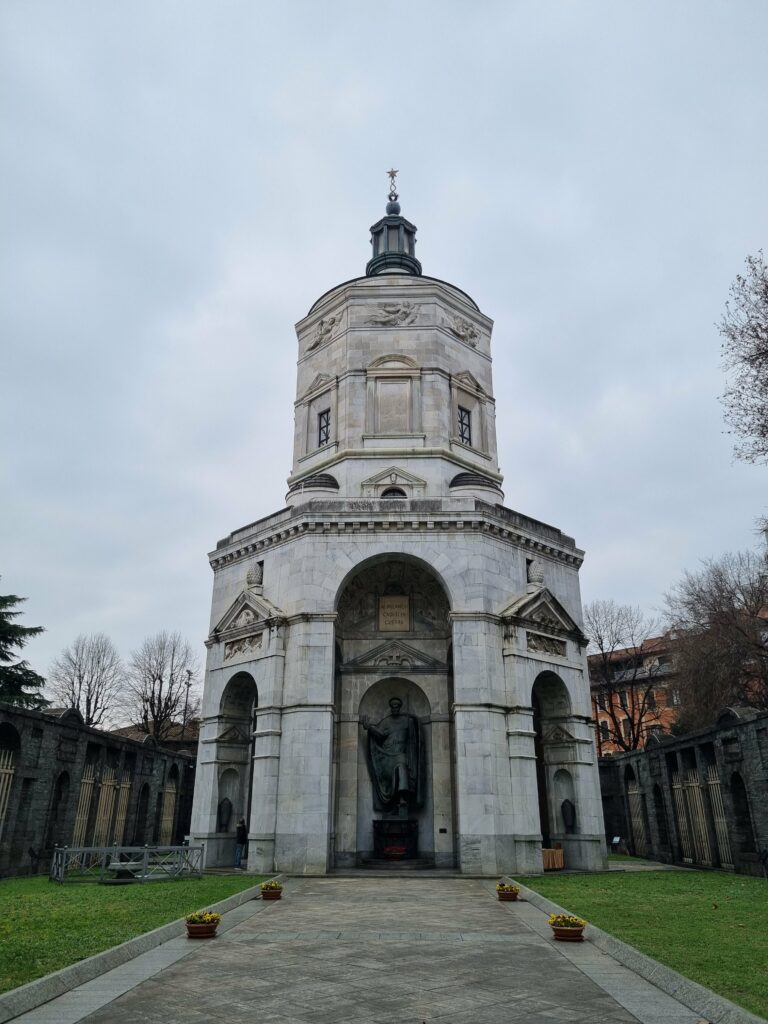 Ośmiokątna wieża mauzoleum z posągiem świętego