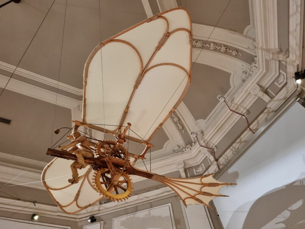 Model maszyny latającej inspirowany projektami Leonarda da Vinci