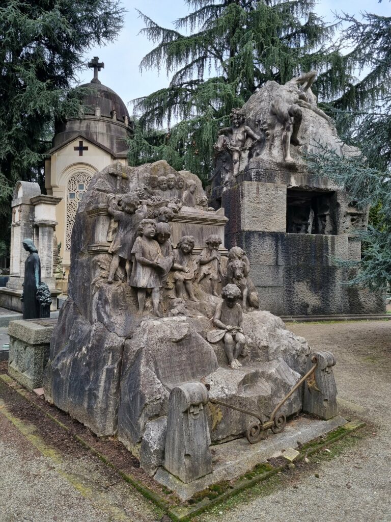 Monumentalne nagrobki z postaciami dzieci i mitologicznymi figurami