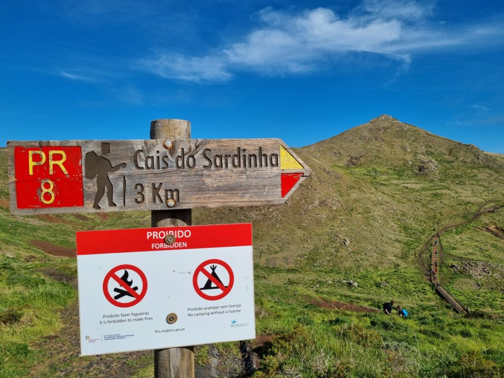 Drewniany drogowskaz PR 8 „Cais do Sardinha 3 km” na Ponta de São Lourenço