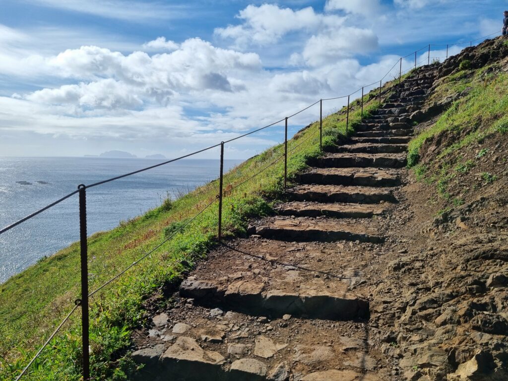 Kamienne stopnie zabezpieczone liną na Miradouro da Ponta do Furado