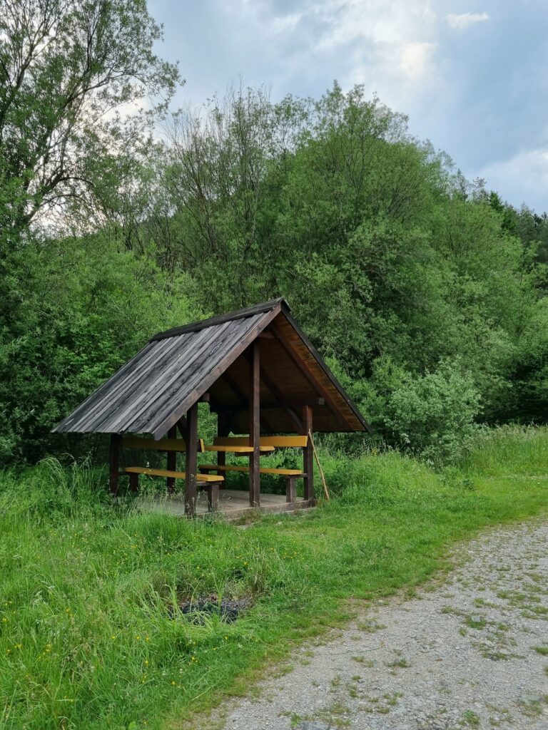 Drewniana altanka przy szlaku w Dolinie Prosieckiej