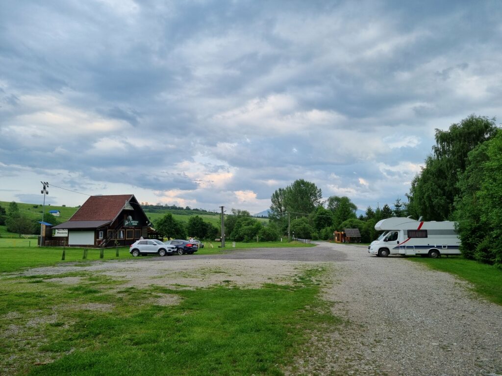 Parking przy wejściu do Doliny Prosieckiej z domkiem turystycznym