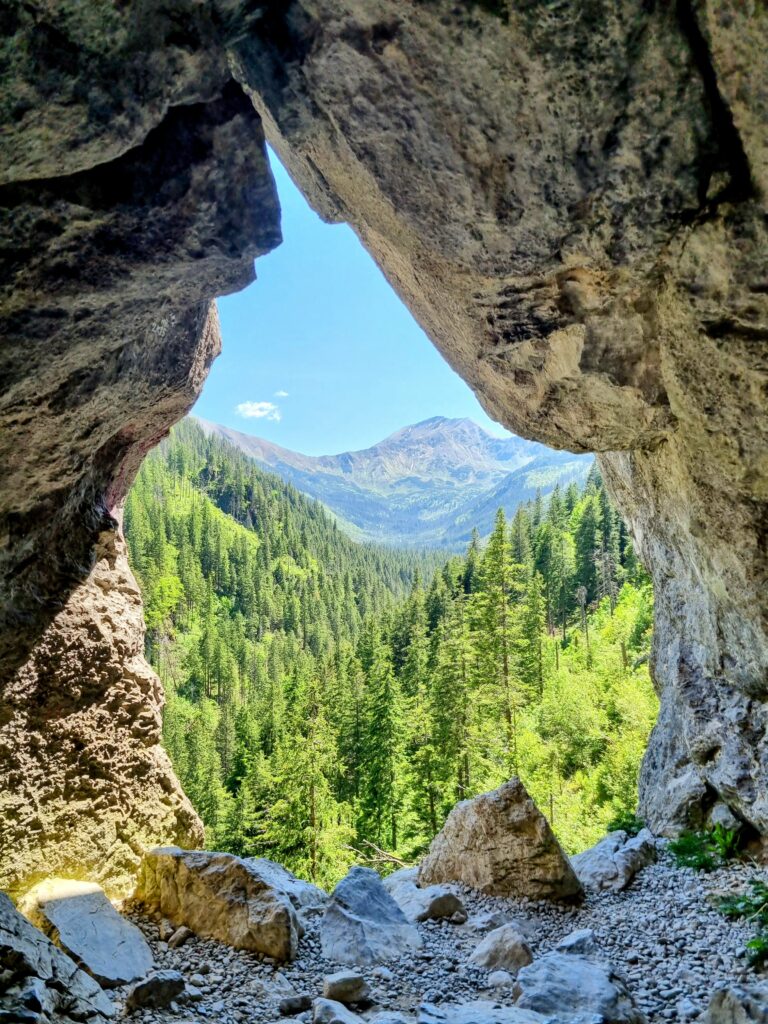 Widok na Tatry Zachodnie z wnętrza Jaskini Mylnej w Dolinie Kościeliskiej