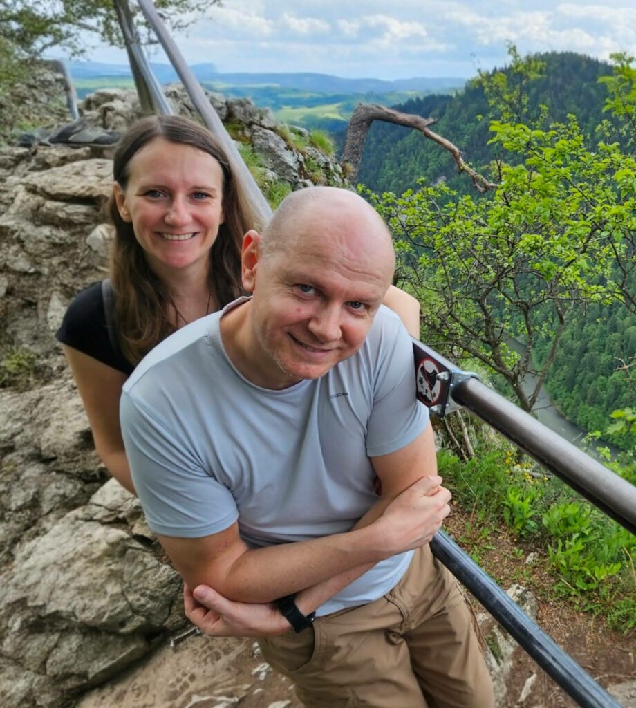 Uśmiechnięta para na tle panoramy Pienin z Sokolicy