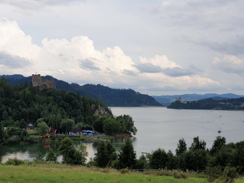 Widok na Zamek w Niedzicy i ruiny Zamku Czorsztyn, oddzielone Jeziorem Czorsztyńskim.