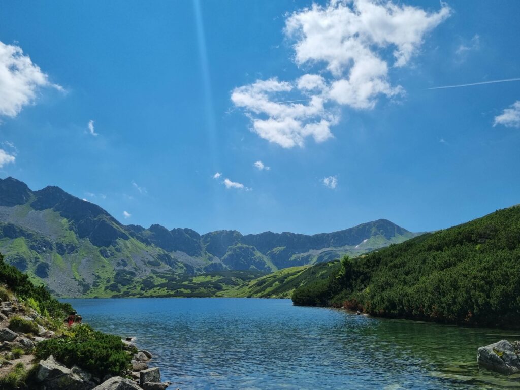 Panorama Wielkiego Stawu Polskiego w Dolinie Pięciu Stawów, na tle majestatycznych szczytów.