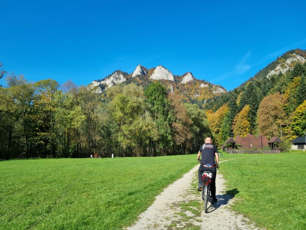 Rowerzysta na szlaku Velo Dunajec, z widokiem na Trzy Korony.