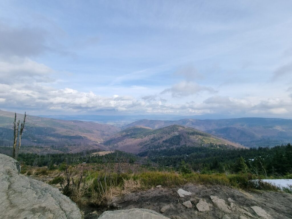 Malowniczy widok z Malinowskiej Skały ze szlaku w Beskidzie Śląskim, panorama gór i zielonych wzgórz