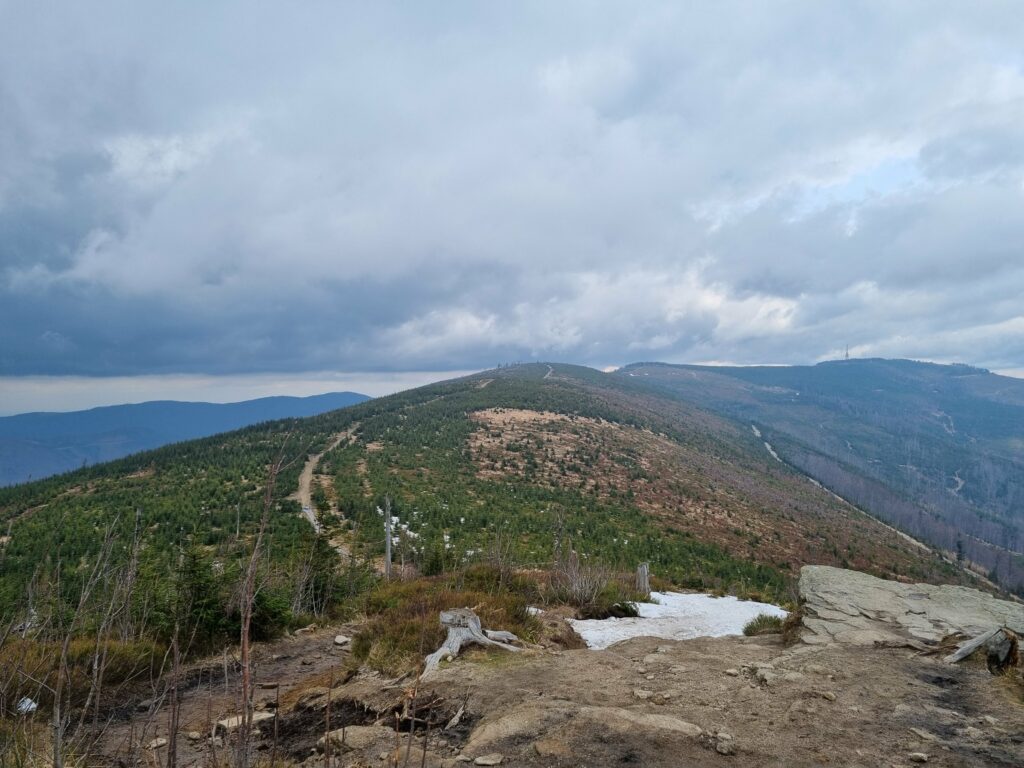 Panoramiczny widok na grzbiet górski, szlak turystyczny na Malinowską Skałę ze Szczyrku