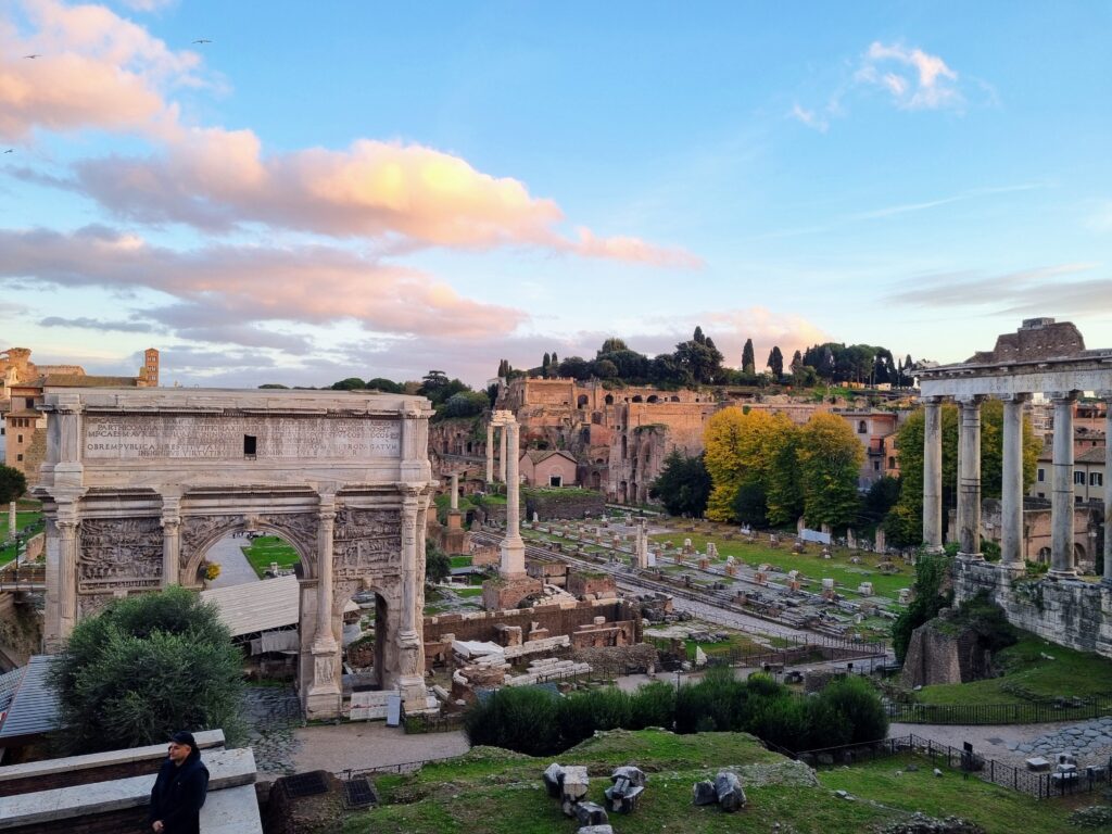 Zachód słońca nad Forum Romanum Rzym, ruiny, łuk triumfalny, historia Rzymu