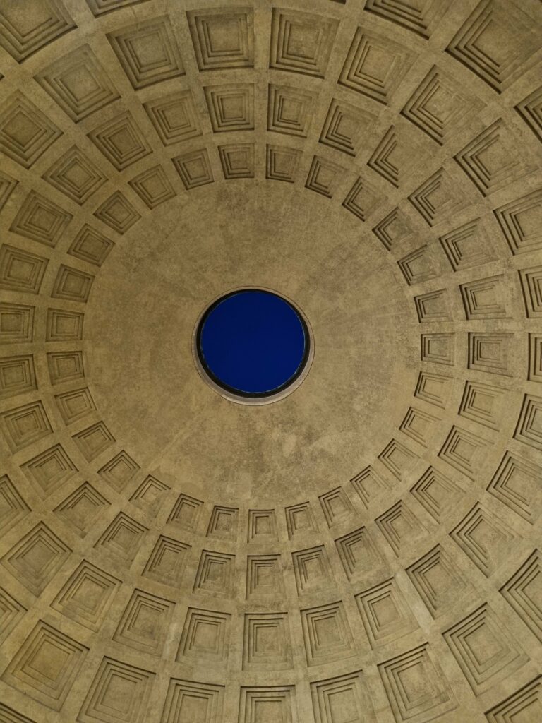 Kopuła Panteonu w Rzymie widziana od wewnątrz nocą, podświetlona, ukazująca majestatyczne wnętrze i architekturę starożytnego monumentu.