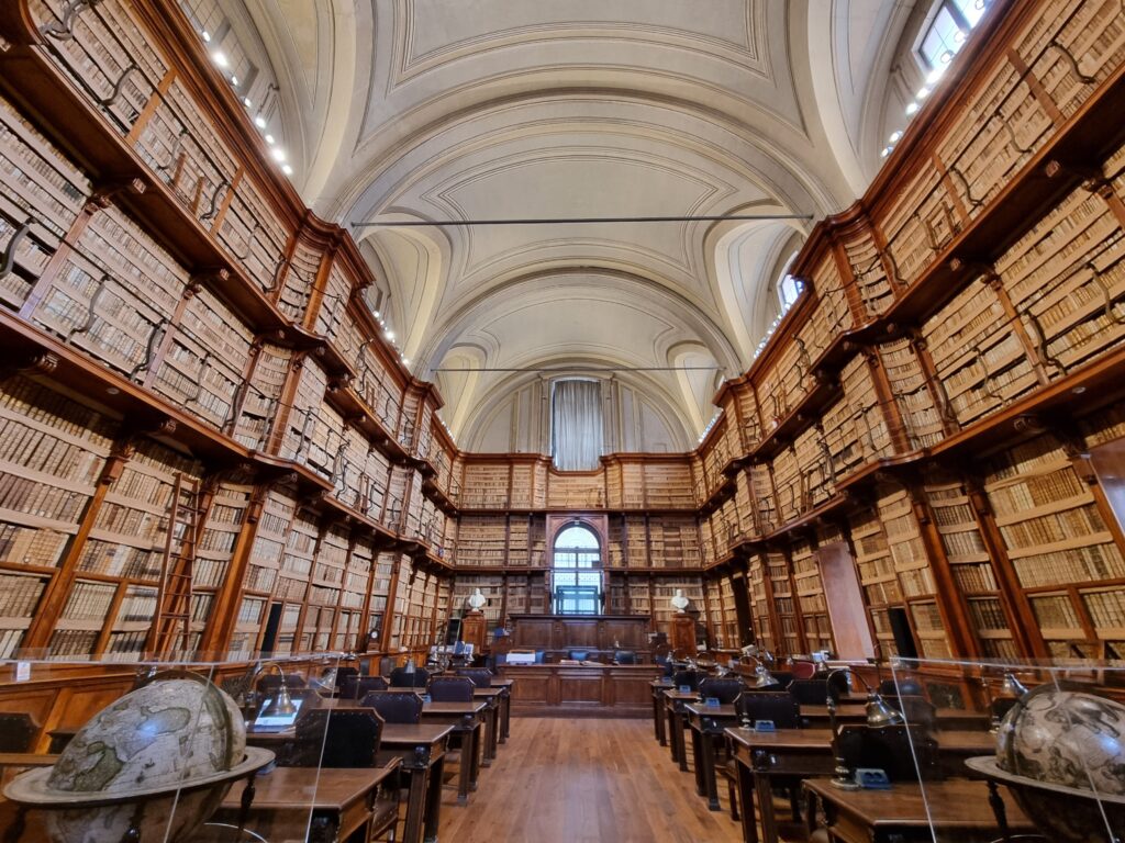 Wnętrze Biblioteki Angelica w Rzymie, historyczne książki, regały