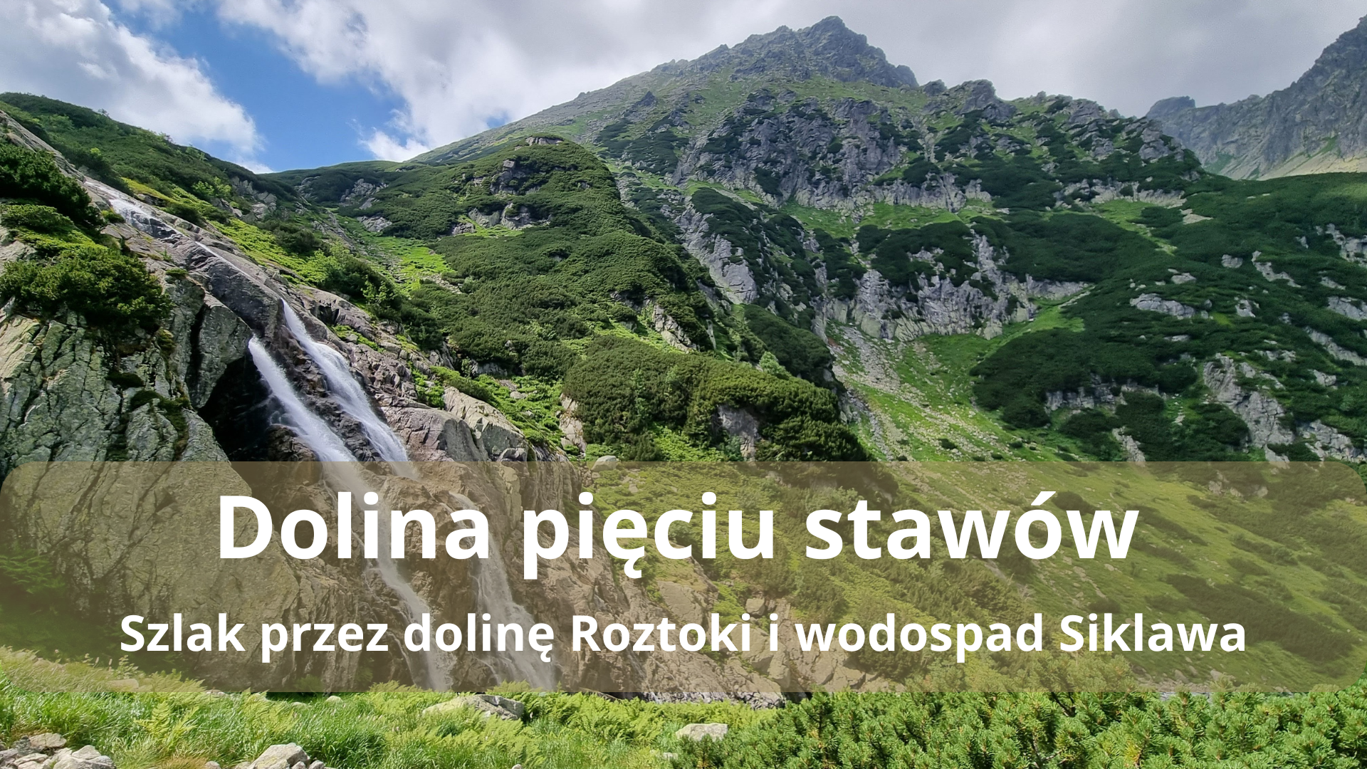 Wodospad Siklawa w Tatrach, spływający po zielonym, skalistym zboczu.