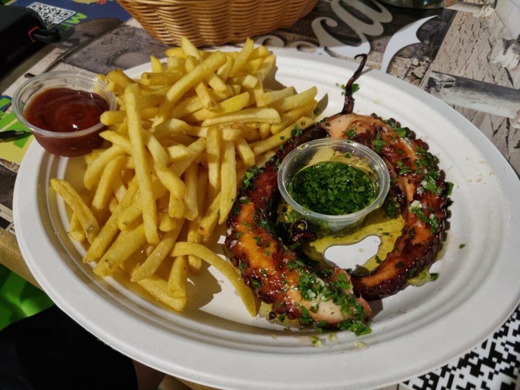 Grillowane ramię ośmiornicy (hobotnica na žaru) podane z chrupiącymi frytkami i sosem ziołowym. Główne danie kuchni chorwackiej.