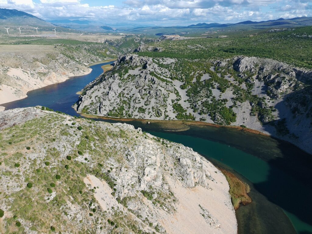 Widok z lotu ptaka na Kanion Zrmanje, rzeka meandrująca przez skalisty krajobraz, Chorwacja.