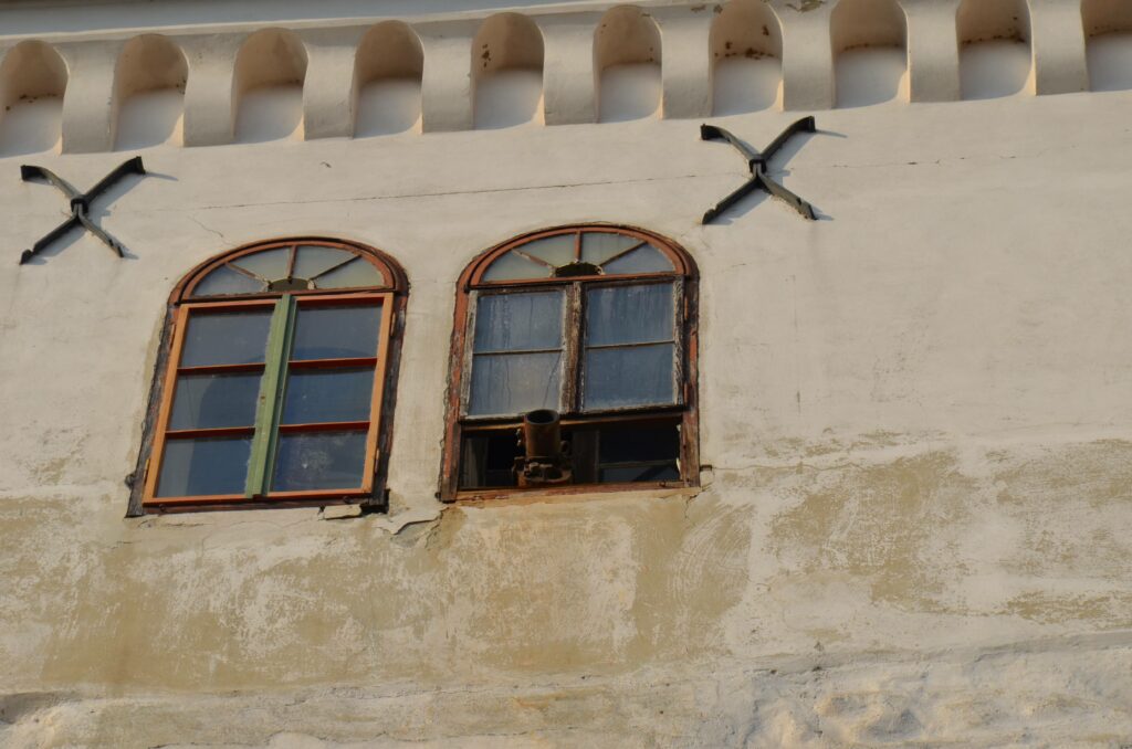 Zbliżenie na okno Wieży Lotrščak w Zagrzebiu, z którego wystaje lufa historycznej armaty Grič.