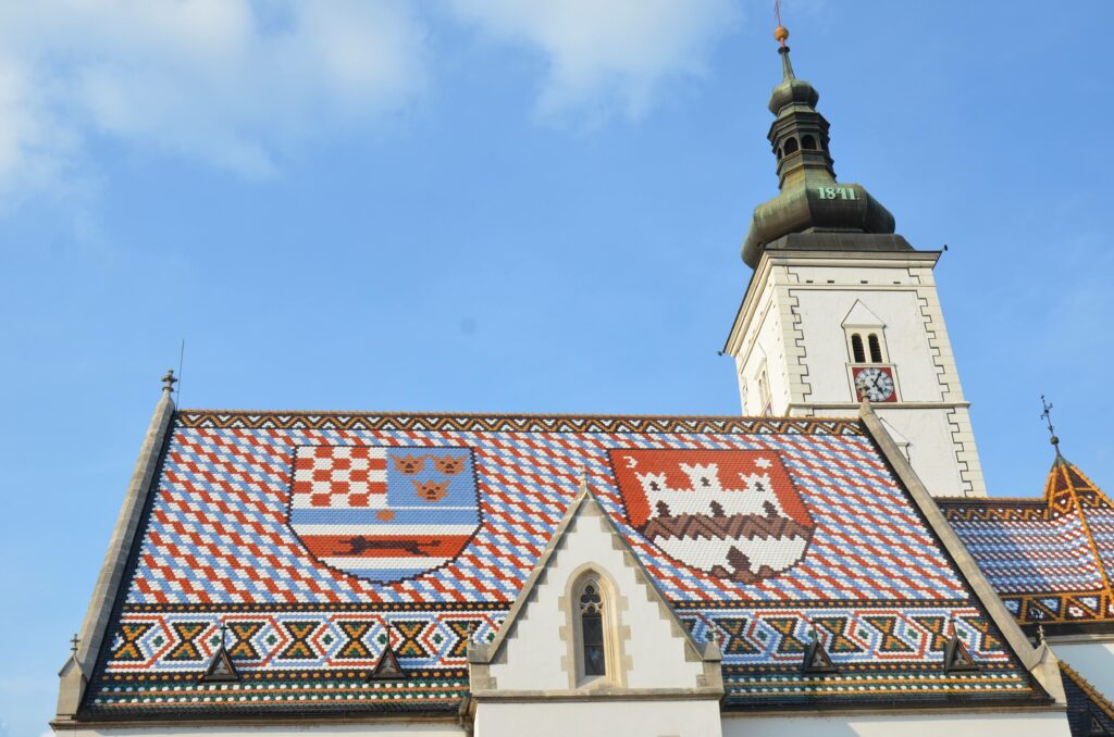 Charakterystyczny, kolorowy dach kościoła św. Marka w Zagrzebiu. Z dachówek ułożone są herby Chorwacji oraz miasta Zagrzebia.
