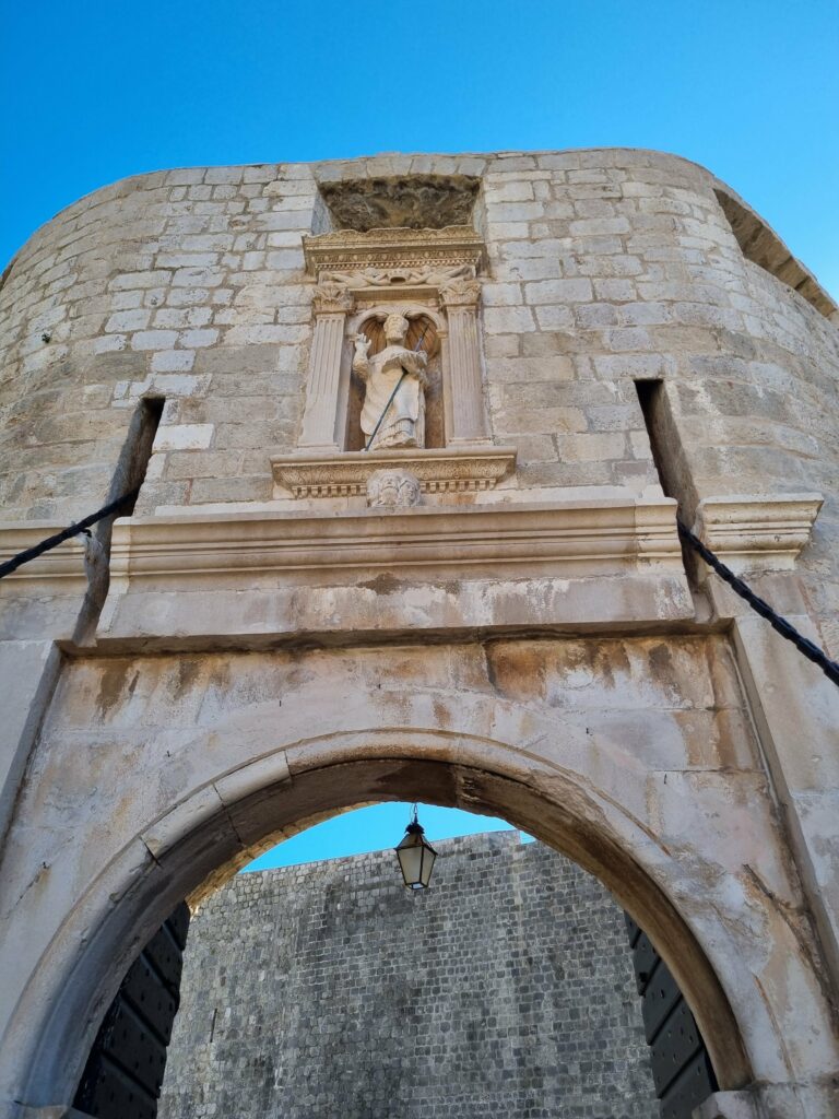 Kamienna Brama Pile i most zwodzony prowadzący do Starego Miasta w Dubrowniku.