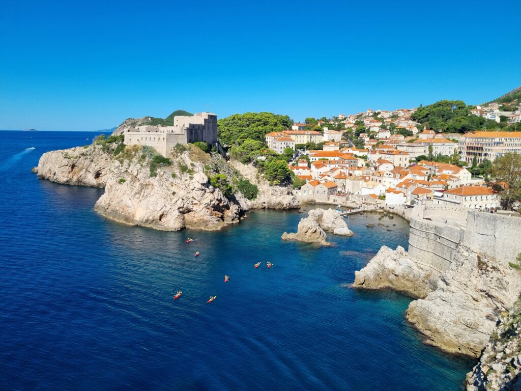 Twierdza Lovrijenac na skale nad morzem, znana jako Czerwona Twierdza z Gry o Tron.