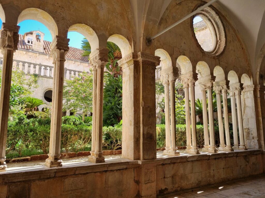 Romańsko-gotyckie krużganki Klasztoru Franciszkanów w Dubrowniku.