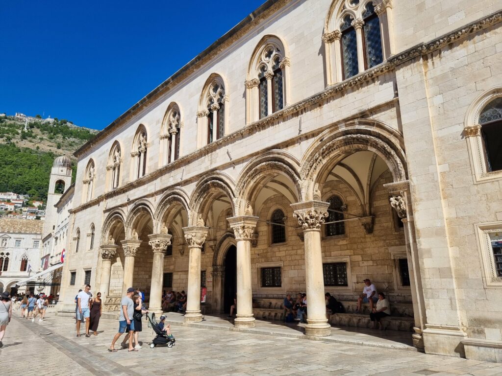 Gotycko-renesansowa fasada Pałacu Rektorów w Dubrowniku z charakterystycznymi arkadami.