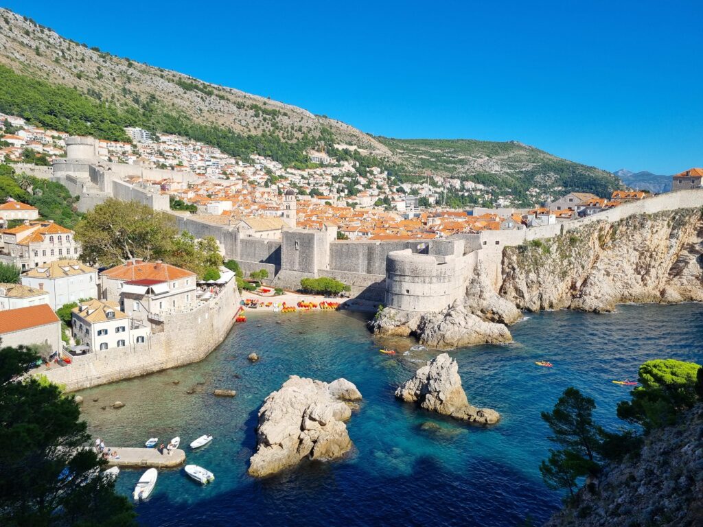 Malownicza zatoczka Pile (West Harbor) w Dubrowniku z widokiem na Fort Bokar i mury miejskie, znana z serialu Gra o Tron.
