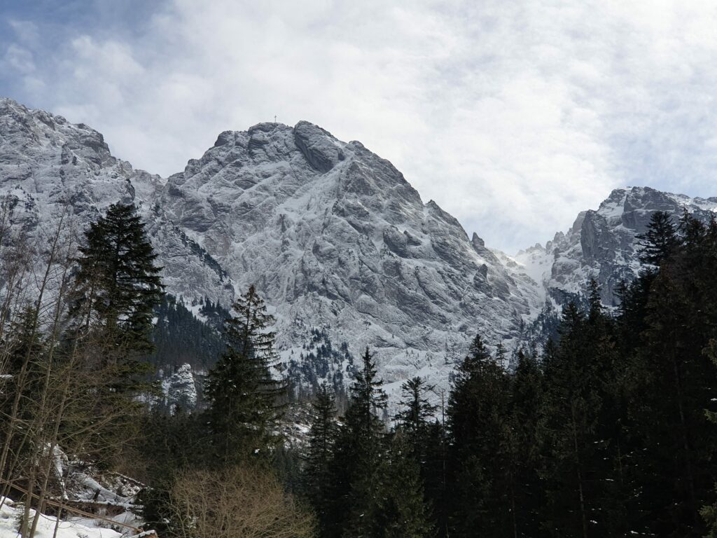 Widok na północną ścianę Giewontu z Polany Strążyskiej w słoneczny dzień.
