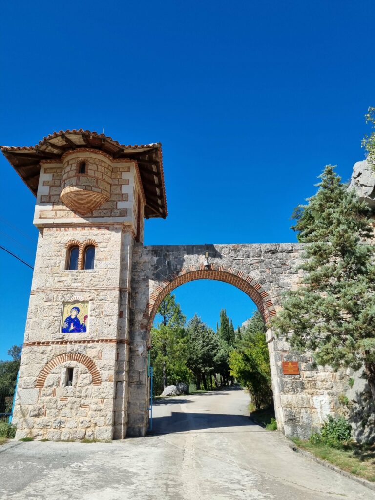 Kamienna brama wjazdowa z ikoną i dzwonnicą prowadząca do prawosławnego Monasteru Tvrdoš w Bośni i Hercegowinie.