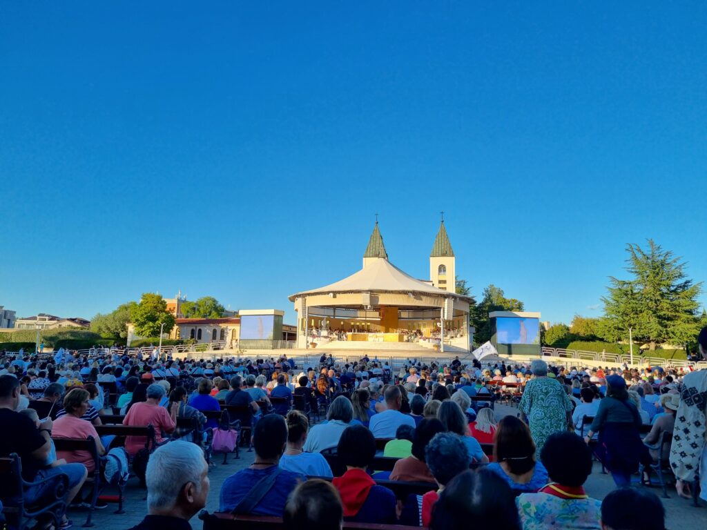 Tłum wiernych podczas nabożeństwa przy ołtarzu polowym kościoła św. Jakuba w Medziugorie, Bośnia i Hercegowina.
