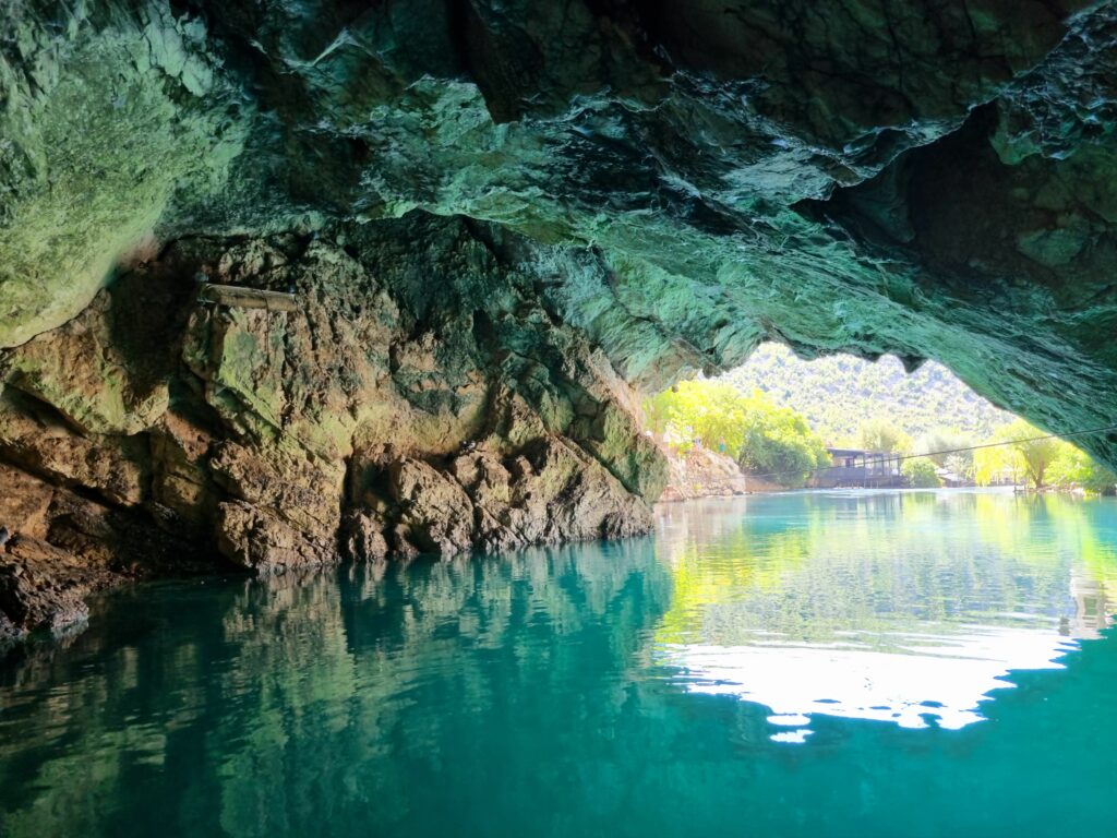 Jaskinia krasowa z turkusową wodą przy źródle rzeki Buna w Blagaj