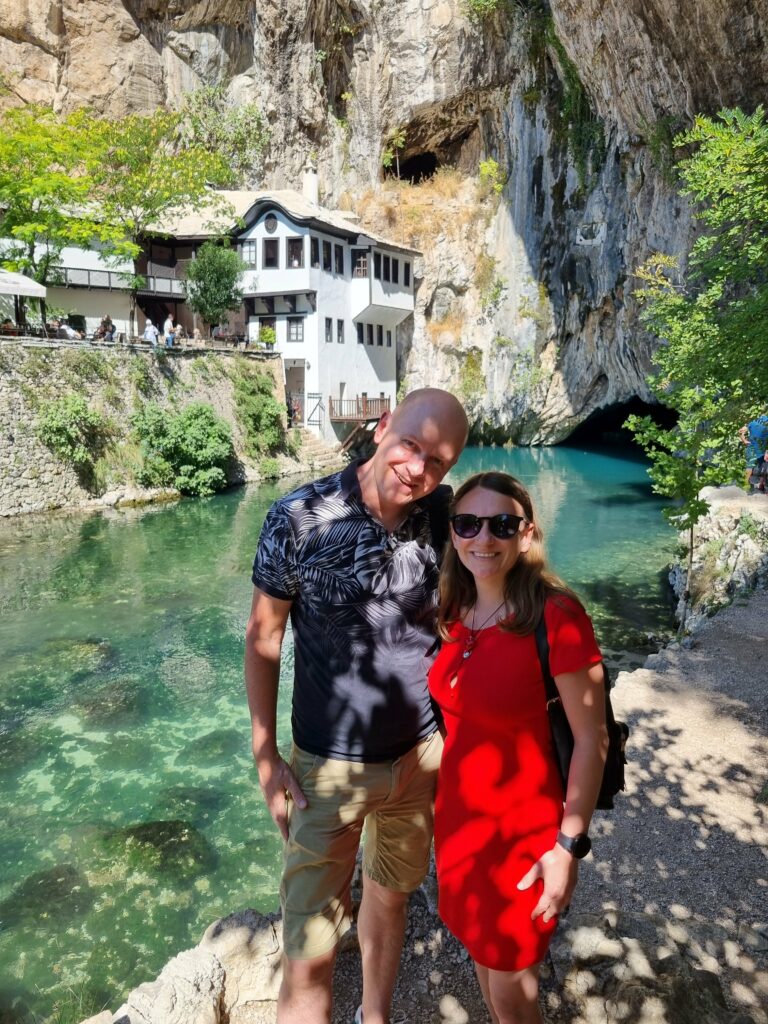 Turyści nad źródłem rzeki Buna przy klasztorze Blagaj Tekke