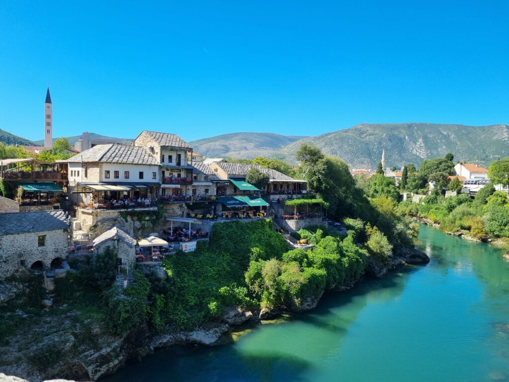 Panorama Mostaru nad rzeką Neretwą z kamienną zabudową